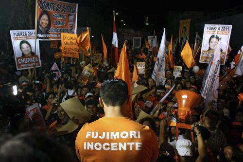 Kenji Fujimori protesta en apoyo a la inocencia de su padre, afuera de una estación policial en Lima, el 6 de abril de 2009. (Foto: infosurhoy.com)